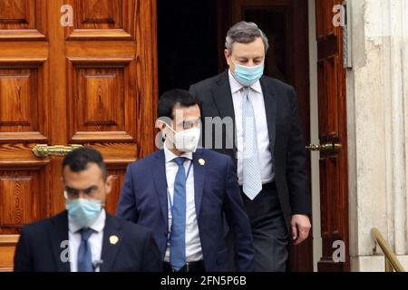 Rom, Italien. Mai 2021. ROM, Italien - 14.5.2021: Mario Draghi, der Ministerpräsident der italienischen Regierung, verlässt mit Begleitung der Eskorte das Haus, um zum Palazzo Chigi zu gehen, begrüßt die Fotografen. Kredit: Unabhängige Fotoagentur/Alamy Live Nachrichten Stockfoto