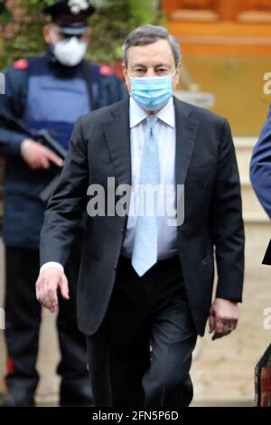 Rom, Italien. Mai 2021. ROM, Italien - 14.5.2021: Mario Draghi, der Ministerpräsident der italienischen Regierung, verlässt mit Begleitung der Eskorte das Haus, um zum Palazzo Chigi zu gehen, begrüßt die Fotografen. Kredit: Unabhängige Fotoagentur/Alamy Live Nachrichten Stockfoto
