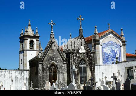 Mausoleen auf dem Friedhof neben der Kirche San Martinho, Dorf Freixieiro de Soutelo, Provinz Minho, Portugal Stockfoto