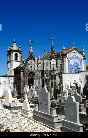 Mausoleen und Gräber auf dem Friedhof neben der Kirche San Martinho, Dorf Freixieiro de Soutelo, Provinz Minho, Portugal Stockfoto