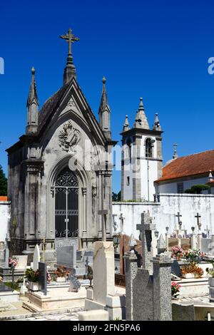 Mausoleum auf dem Friedhof und der Kirche San Martinho, Dorf Freixieiro de Soutelo, Provinz Minho, Portugal Stockfoto