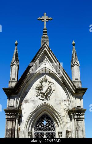 Detail der Steinschnitzerei auf dem Mausoleum der Familie auf dem Friedhof, Dorf Freixieiro de Soutelo, Provinz Minho, Portugal Stockfoto