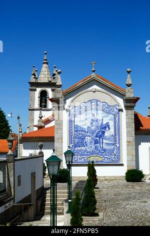 Keramikfliesen / Azulejos mit Bild von San Martinho an der Rückwand der Kirche San Martinho, Dorf Freixieiro de Soutelo, Provinz Minho, Portugal Stockfoto