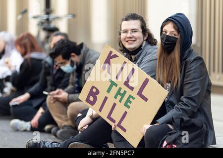 Demonstranten, die sich während eines Protestes „Kill the Bill“ gegen das neue Polizeigesetz ausruhen, London, 1. Mai 2021 Stockfoto