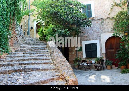 Ein Innenhof im Zentrum von Fornalutx, einem Bergdorf im Tramuntana-Gebirge auf der Baleareninsel Mallorca, Spanien. Am frühen Morgen, im September Stockfoto