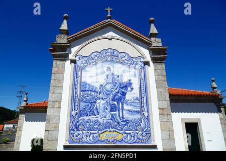 Keramikfliesen / Azulejos mit Bild von Sao Martinho an der Rückwand der Kirche San Martinho, Dorf Freixieiro de Soutelo, Provinz Minho, Portugal Stockfoto