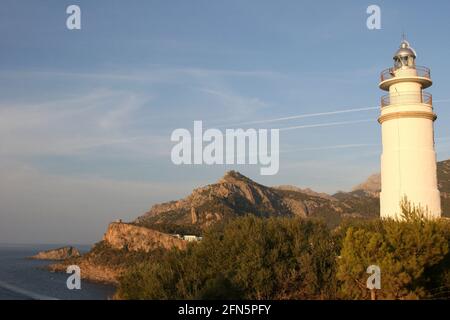 Der Leuchtturm Cap Gros auf der westlichen Seite der Bucht Port de Sóller mit Blick auf die Ausläufer der Tramuntanas. Am späten Nachmittag; September Stockfoto