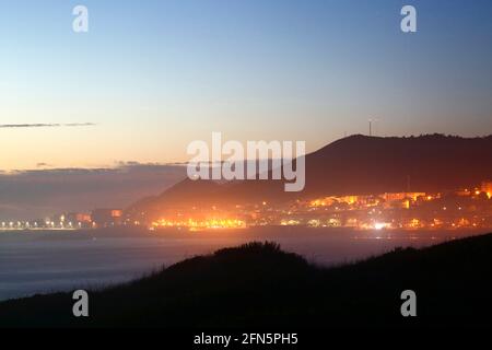 Blick entlang der Atlantikküste nach Vila Praia de Ancora in der Dämmerung, Provinz Minho, Nordportugal Stockfoto