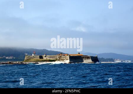 Forte da Insua Castle auf einer kleinen Insel vor Praia de Moledo, in der Nähe von Caminha, Provinz Minho, Nordportugal Stockfoto