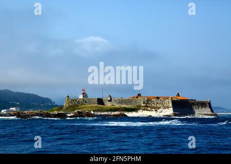 Forte da Insua Castle auf einer kleinen Insel vor Praia de Moledo, in der Nähe von Caminha, Provinz Minho, Nordportugal Stockfoto