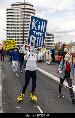 Protestierende auf Rollschullaufbahn während eines Protestes „Kill the Bill“ gegen das neue Polizeigesetz, London, 1. Mai 2021 Stockfoto