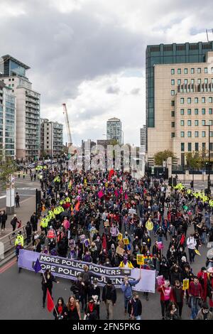 Eine Menge Demonstranten marschieren während eines Protestes gegen das neue Polizeigesetz, London, 1. Mai 2021, am MI5-Gebäude vorbei Stockfoto