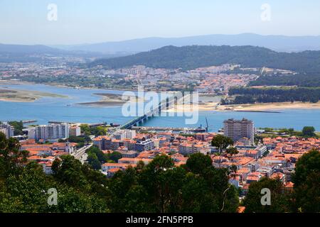 Luftaufnahme von Viana do Castelo, Fluss Lima und Ponte Eiffel Brücke von Monte de Santa Luzia, Provinz Minho, Nordportugal Stockfoto