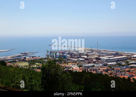 Luftaufnahme eines Teils des Hafens auf der Nordseite der Flussmündung des Flusses Lima vom Monte de Santa Luzia, Viana do Castelo, Provinz Minho, Nordportugal Stockfoto