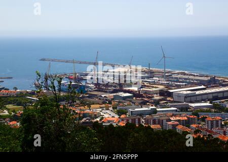 Luftaufnahme eines Teils des Hafens auf der Nordseite der Flussmündung des Flusses Lima vom Monte de Santa Luzia, Viana do Castelo, Provinz Minho, Nordportugal Stockfoto