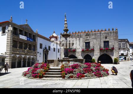 Misericordia Kirche (L), Paco do Concelho Old Town Hall und Chafariz Brunnen, Praca da Republica, Viana do Castelo, Nordportugal Stockfoto