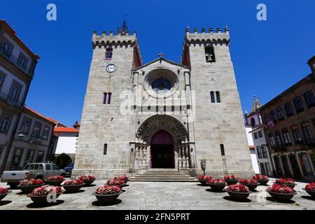 Haupteingang Fassade und Türme der romanischen gotischen Kathedrale / Igreja Matriz und Blumen im Sommer, Viana do Castelo, Nord-Portugal Stockfoto