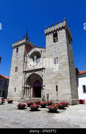 Haupteingang Fassade und Türme der romanischen gotischen Kathedrale / Igreja Matriz und Blumen im Sommer, Viana do Castelo, Nord-Portugal Stockfoto