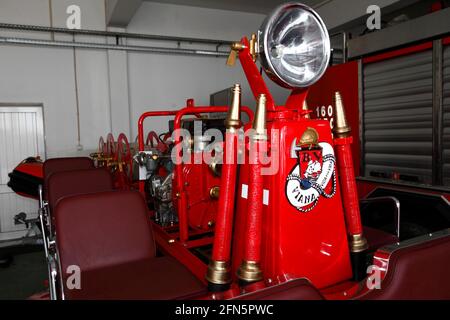 Detail eines alten Haynes Feuerwehrmotors und Wappens in der Feuerwache in Viana do Castelo, Provinz Minho, Nordportugal Stockfoto