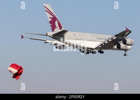 FRANKFURT AM MAIN, 02. November 2019: Qatar Airways (QR/QTR) nähert sich dem Flughafen Frankfurt (EDDF/FRA) mit einer A388 (A7-APC/145). Stockfoto