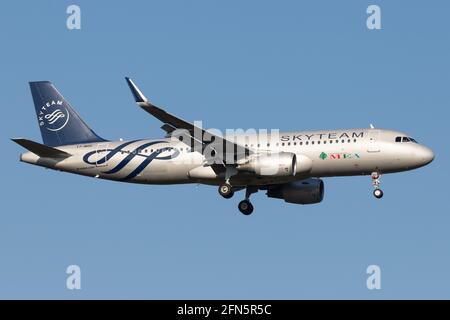 FRANKFURT AM MAIN, 01. November 2019: MEA (ME / MEA) nähert sich dem Frankfurter Flughafen (EDDF/FRA) mit einer A320 (T7-Mrd/5746). Stockfoto