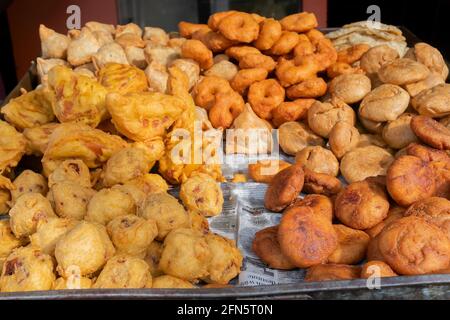 Cuttack, Odisha, Indien - 24. Juli 2019 : Piiyaji, Bara, Aloo Chop etc. Werden von einem Karrenabzieher namens thelawalla , Street Food von Odisha, verkauft. Stockfoto