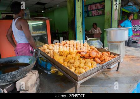 Cuttack, Odisha, Indien - 24. Juli 2019 : Piiyaji, Bara, Aloo Chop etc. Werden von einem Karrenabzieher namens thelawalla , Street Food von Odisha, verkauft. Stockfoto