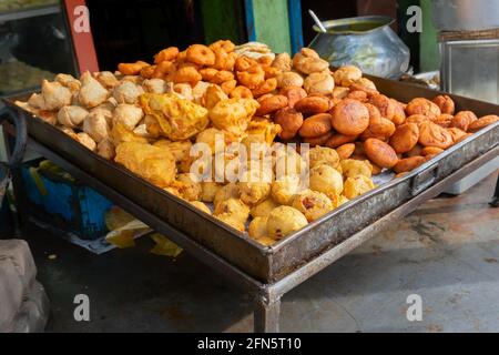 Verschiedene Fast Food wie Piiyaji, Gulgula, Bara, Aloo Chop, Mangso Chop, Etc, werden von Karrenabzieher namens thelawalla verkauft , werden zum Verkauf angezeigt. Stockfoto