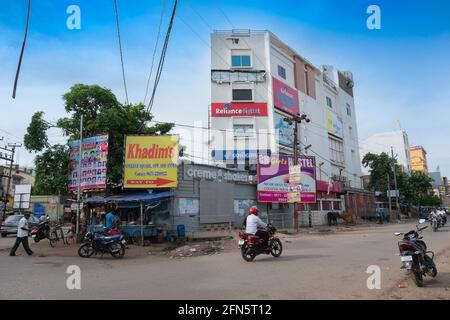 Cuttack, Odisha, Indien - 24. Juli 2019 : Blick auf die Straße der Stadt Cuttack, fahren Menschen auf einem Motorrad vorbei. Stockfoto