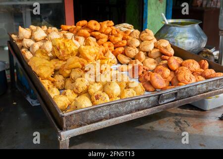 Cuttack, Odisha, Indien - 24. Juli 2019 : Piiyaji, Bara, Aloo Chop etc. Werden von einem Karrenabzieher namens thelawalla , Street Food von Odisha, verkauft. Stockfoto