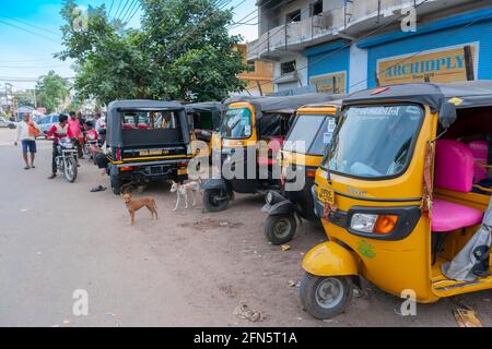 Cuttack, Odisha, Indien - 24. Juli 2019 : Blick auf die Straße der Stadt Cuttack, Autorickshaws werden neben der Straße geparkt und warten auf die Mitfahrer, Stockfoto