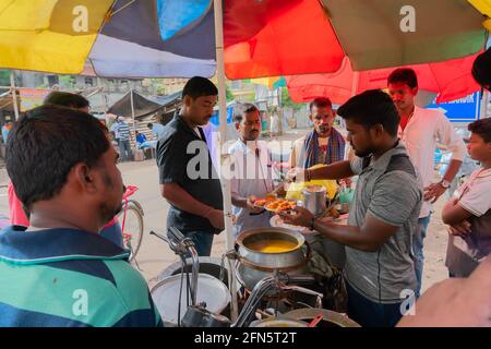 Cuttack, Odisha, Indien - 24. Juli 2019 : Dahi Bara Alu Dum wird am Morgen vom Straßenverkäufer an Kunden verkauft. Dahi baras werden mit gekrönt Stockfoto