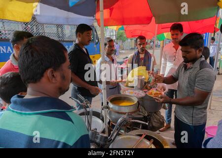 Cuttack, Odisha, Indien - 24. Juli 2019 : Dahi Bara Alu Dum wird am Morgen vom Straßenverkäufer an Kunden verkauft. Dahi baras werden mit gekrönt Stockfoto
