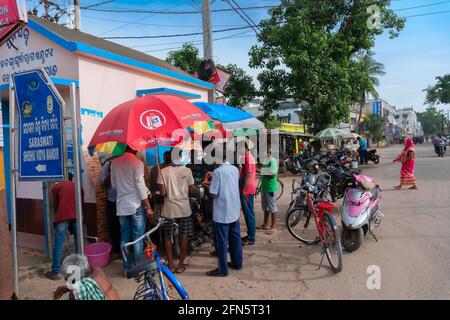 Cuttack, Odisha, Indien - 24. Juli 2019 : Blick auf die Straße der Stadt Cuttack, Imbissstände am Straßenrand, die Kunden bedienen. Stockfoto