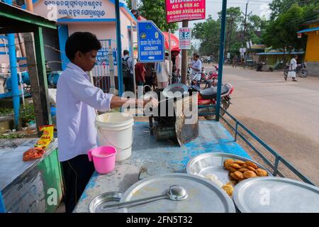 Cuttack, Odisha, Indien - 24. Juli 2019 : Piiyaji, Bara, Aloo Chop etc. Werden von einem Karrenabzieher namens thelawalla , Street Food von Odisha, verkauft. Stockfoto