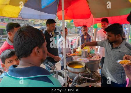 Cuttack, Odisha, Indien - 24. Juli 2019 : Dahi Bara Alu Dum wird am Morgen vom Straßenverkäufer an Kunden verkauft. Dahi baras werden mit gekrönt Stockfoto