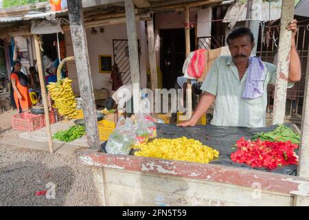 Cuttack, Odisha, Indien - 24. Juli 2019 : Blumen werden am Straßenrand verkauft. Ein junger Mann verkauft sie an Kunden in einem Markt in Cuttack Bazar, Odisha Stockfoto