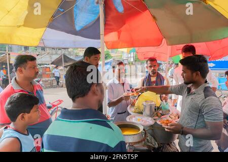 Cuttack, Odisha, Indien - 24. Juli 2019 : Dahi Bara Alu Dum wird am Morgen vom Straßenverkäufer an Kunden verkauft. Dahi baras werden mit gekrönt Stockfoto