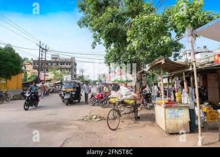 Cuttack, Odisha, Indien - 24. Juli 2019 : Banane und anderes Gemüse werden am Straßenrand verkauft. Ein junger Mann verkauft sie an Kunden in einem Markt in C Stockfoto