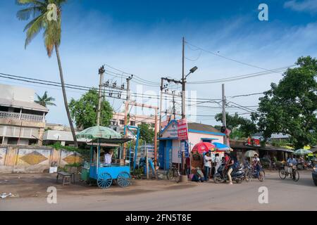 Cuttack, Odisha, Indien - 24. Juli 2019 : Blick auf die Straße der Stadt Cuttack, Imbissstände am Straßenrand, die Kunden bedienen. Stockfoto