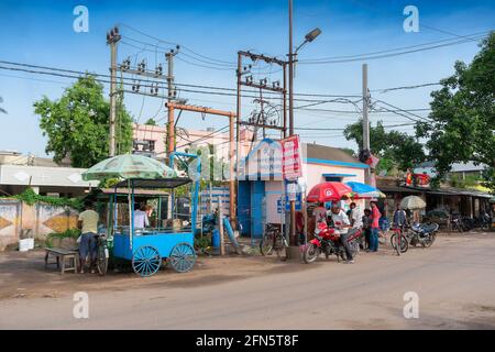 Cuttack, Odisha, Indien - 24. Juli 2019 : Blick auf die Straße der Stadt Cuttack, Imbissstände am Straßenrand, die Kunden bedienen. Stockfoto