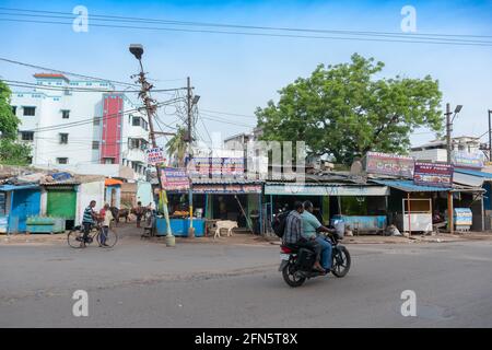 Cuttack, Odisha, Indien - 24. Juli 2019 : Blick auf die Straße der Stadt Cuttack, fahren Menschen auf einem Motorrad vorbei. Stockfoto