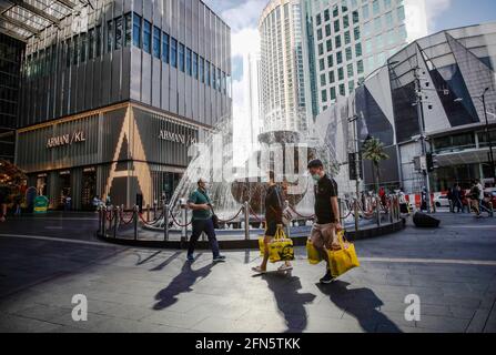 Kuala Lumpur, Malaysia. Mai 2021. Menschen, die Gesichtsmasken tragen, als Vorsichtsmaßnahme gegen die Ausbreitung des Coronavirus, die am zweiten Tag der Hari Raya-Feierlichkeiten in einem Einkaufszentrum des Pavillons zu Fuß zu sehen sind.der malaysische Premierminister Muhyiddin Yassin, Hat bekannt gegeben, dass ganz Malaysia vom 12. Mai bis zum 7. Juni 2021 unter den Movement Control Order (MCO) gestellt wird, da Covid-19-Infektionen zunehmen. Kredit: SOPA Images Limited/Alamy Live Nachrichten Stockfoto