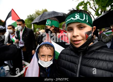 Prag, Tschechische Republik. Mai 2021. Protestveranstaltung gegen die Verdrängung von Palästinensern aus ihren Häusern in Jerusalem, gegen den israelischen Militärangriff auf die Al-Aqsa Moschee und die israelische Bombardierung ziviler Ziele im Gazastreifen, organisiert von der Gruppe der Freunde der Plestine und der Internationalen Solidaritätsbewegung (ISM) mit Unterstützung der palästinensischen Gemeinschaft in Tschechien vor der israelischen Botschaft in Prag, Tschechische Republik, 14. Mai 2021. Kredit: Michaela Rihova/CTK Foto/Alamy Live Nachrichten Stockfoto