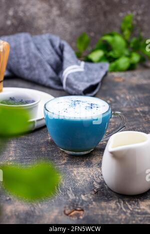 Blauer Matcha Latte mit Milch Stockfoto
