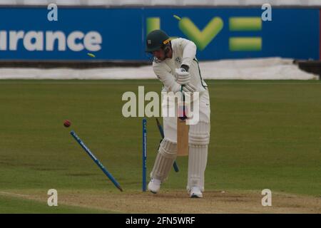 Chester le Street, England, 14. Mai 2021. Josh Tongue, der sich für Worcestershire CCC geschlagen hat, wird von Brydon Carse von Durham CCC während ihres LV= County Championship-Spiels auf dem Riverside Ground, Chester le Street, angeführt. Quelle: Colin Edwards/Alamy Live News. Stockfoto