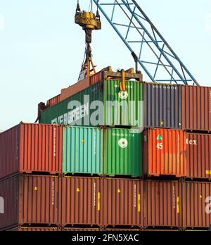 Suezkanal, Ägypten - 29. März 2021: Container-Frachtkrane entladen Container im Evergreen-Schiff Stockfoto