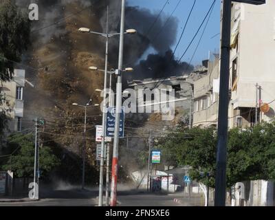 13. Mai 2021, gaza-Stadt, Gazastreifen, Palästinensische Autonomiegebiete: Schwarzer Rauch wabert, nachdem ein israelischer Luftangriff auf Gaza-Stadt am 14. Mai 2021 die Intaj-Bank im Gazastreifen ins Visier genommen hatte. (Bild: © Aaed BakerZUMA Wire) Stockfoto