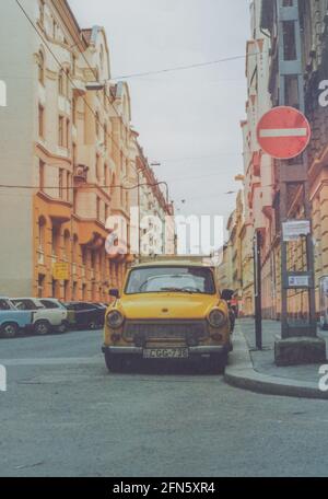 Ein gelber ostdeutscher Trabant-Wagen oder auch als Trabbi bekannt, parkt in einer Straße in Budapest, Ungarn, Europa - Archivbild ca. 1999 Stockfoto