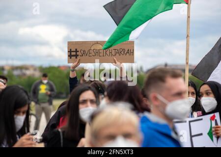 Demonstrantin hält ein Schild mit der Aufschrift: „ Save Shekh Jarrah “. Ca. 1000 Menschen sammeln sich am 14. Mai in München, um ihre Solidarität mit den Palästinenserinnen und den Menschen in Gaza zu zeigen. * Demonstrantor hält ein Schild mit der Aufschrift: „ Rettet Shekh Jarrah “. Rund 1000 Menschen versammelten sich spontan am 14. Mai 2021 in München, Deutschland, um ihre Solidarität mit dem palästinensischen Volk und dem Volk in Gaza zu zeigen. (Foto: Alexander Pohl/Sipa USA) Quelle: SIPA USA/Alamy Live News Stockfoto